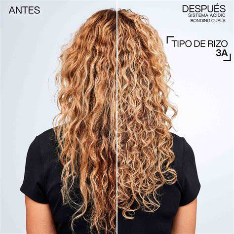 Aplicación de crema en cabello rizado