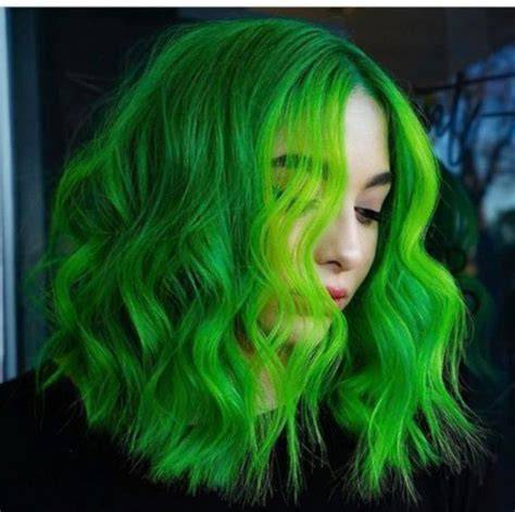 Cabello verde con coloración demi-permanente