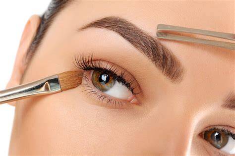 Inspección clínica de cejas y pestañas