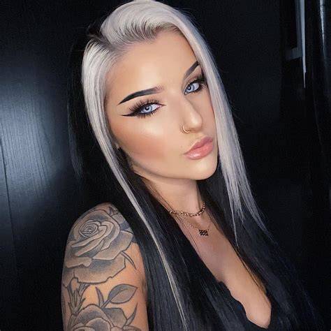 Mechón blanco sobre cabello castaño