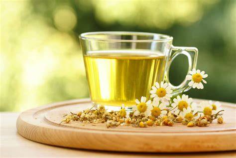 Preparación de infusión de manzanilla para pestañas