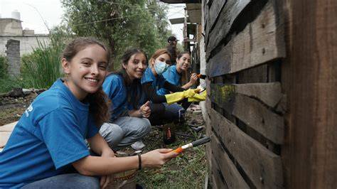 Estudiantes universitarios realizando voluntariado comunitario