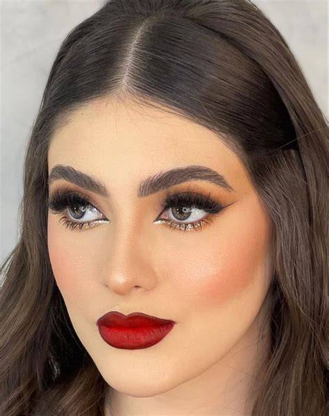 Maquillaje de labios y cejas para cabello negro
