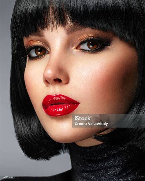 Labios rojos y rosas con cabello negro