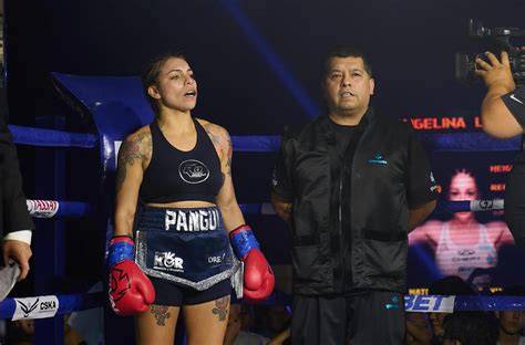 Daniela Asenjo boxeadora chilena en el ring
