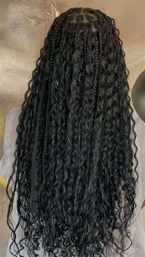 Trenzas boho con cuentas y rizos