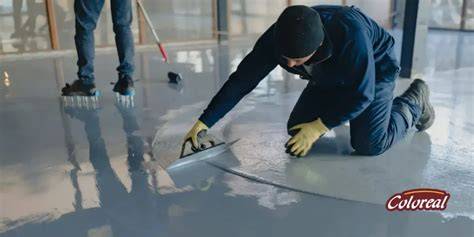 Aplicación de pintura epóxica en piso de cemento