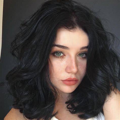 Adolescente brasileña de pelo negro