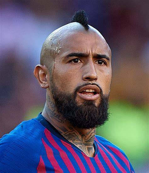 Arturo Vidal con peinado de estrellas