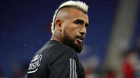 Arturo Vidal con cabello teñido de blanco