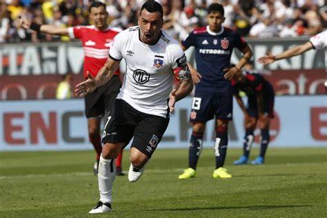 Esteban Paredes con corte de balón