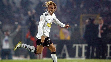 Jorge Valdivia con trencitas en Colo-Colo