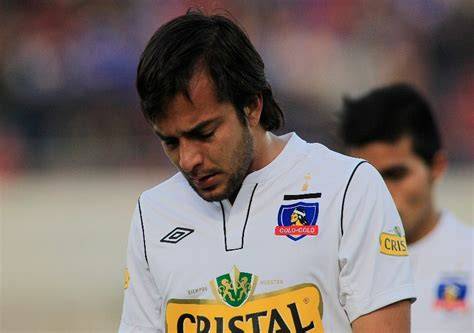 Mathias Vidangossy con pelo platinado
