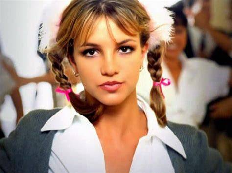 Britney Spears con coletas altas noventeras