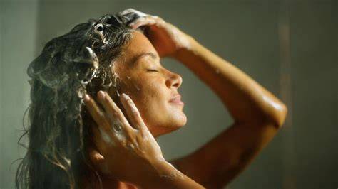 mujer lavándose el cabello durante menstruación