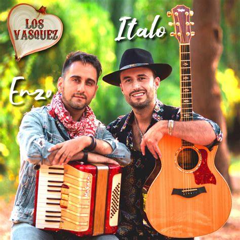 Los Vásquez cantando en escenario