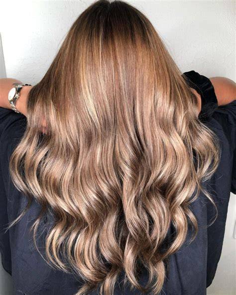 cabello castaño protegido del sol