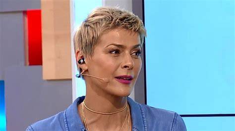 Tonka Tomicic con corte pixie platinado