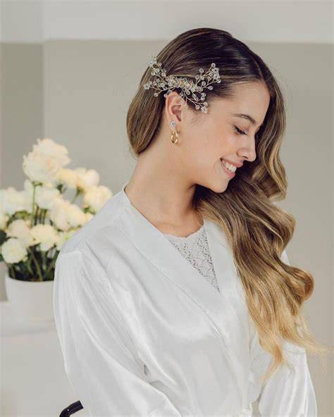 Semirrecogido con trenzas y accesorios