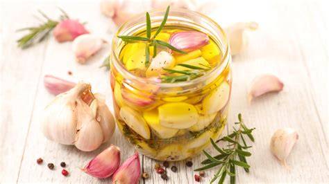 aceite capilar de ajo con dientes de ajo