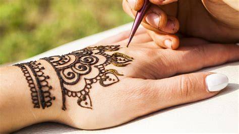 Proceso paso a paso de mano henna en papel