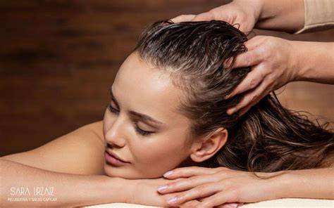 Masaje capilar en salón de belleza