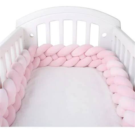 Trenza protectora colocada en cuna de bebé