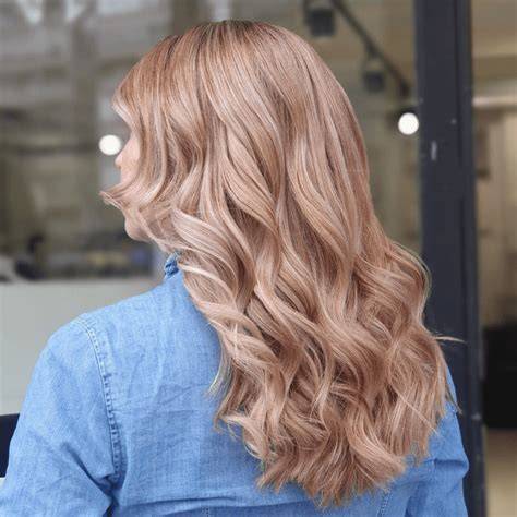 cabello rubio claro color malva