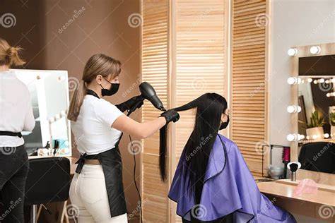 Estilista profesional trabajando en salón