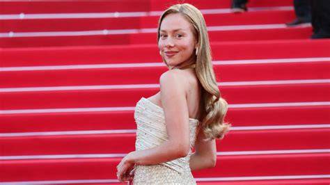 Flequillo de Ester Expósito en alfombra roja