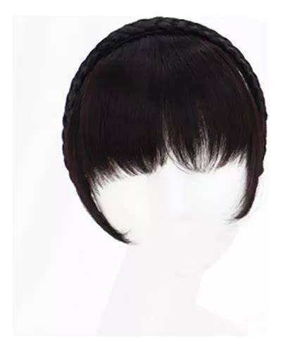 Estilismo con diadema negra y flequillo