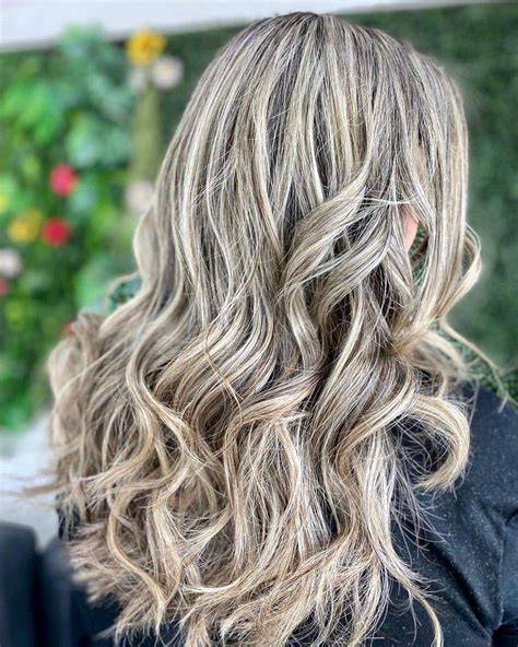 Mechas rubias grises protegidas del sol