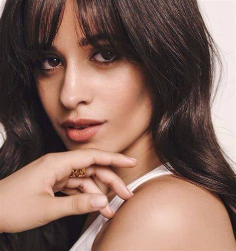 Camila Cabello en anuncio de Skechers