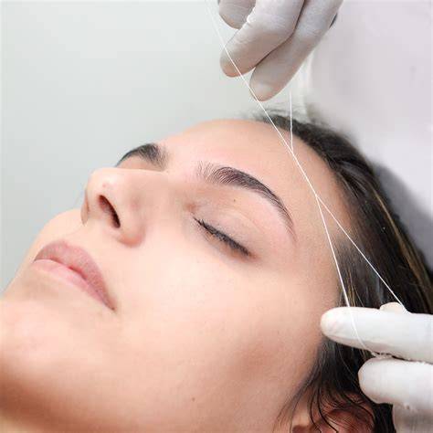 Depilación de cejas con hilo