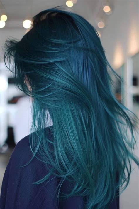 Cabello turquesa sobre base decolorada