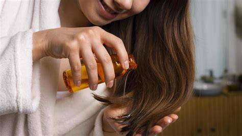 Aplicación de aceite capilar sobre cabello seco