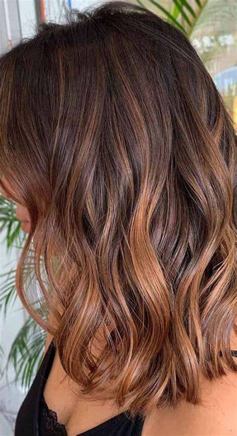 Balayage caramelo en bob corto moreno