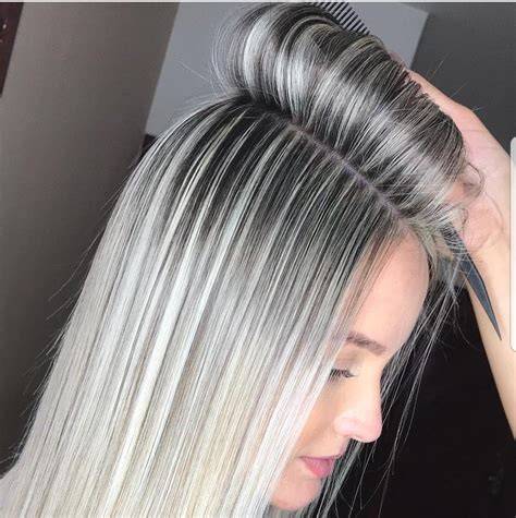 Cabello gris platinado con reflejos plateados