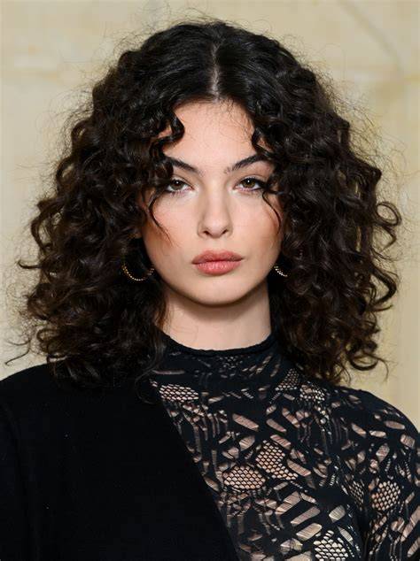 Cabello rizado en nuca y liso arriba