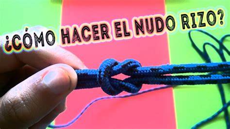 Scout haciendo nudo rizo con cuerda