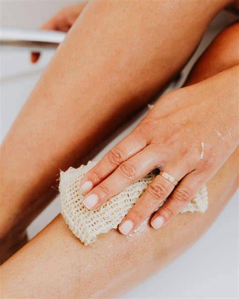 Exfoliación suave de piernas antes depilación