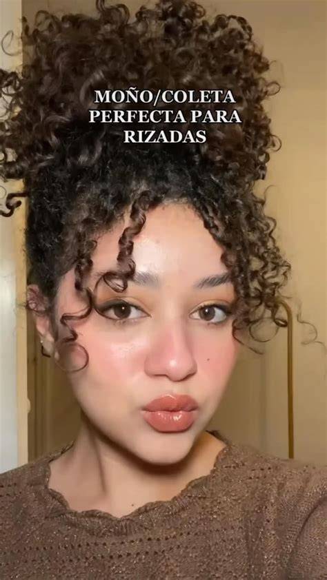 moño italiano elegante con cabello rizado
