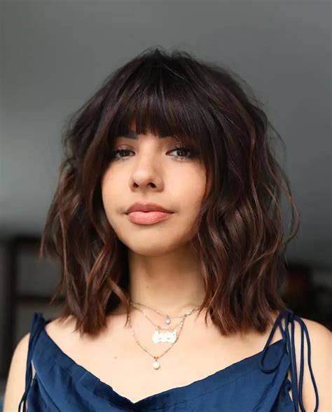 Long bob ondulado con flequillo transparente