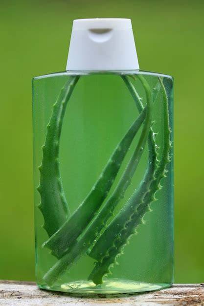 Botella de champú con aloe vera