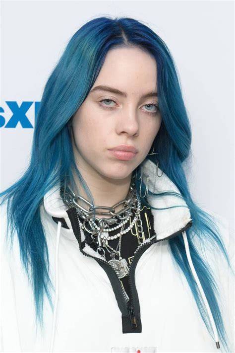 Billie Eilish con cabello bicolor azul