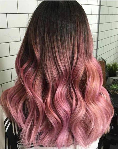 Balayage rosa en puntas de cabello
